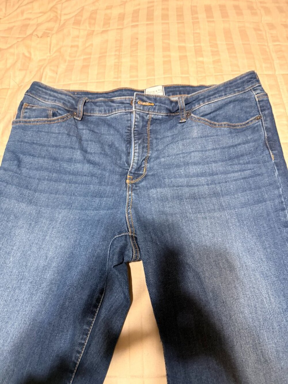 Crown & Ivy scallopped hem cropped jeans (KC Stock # 137)